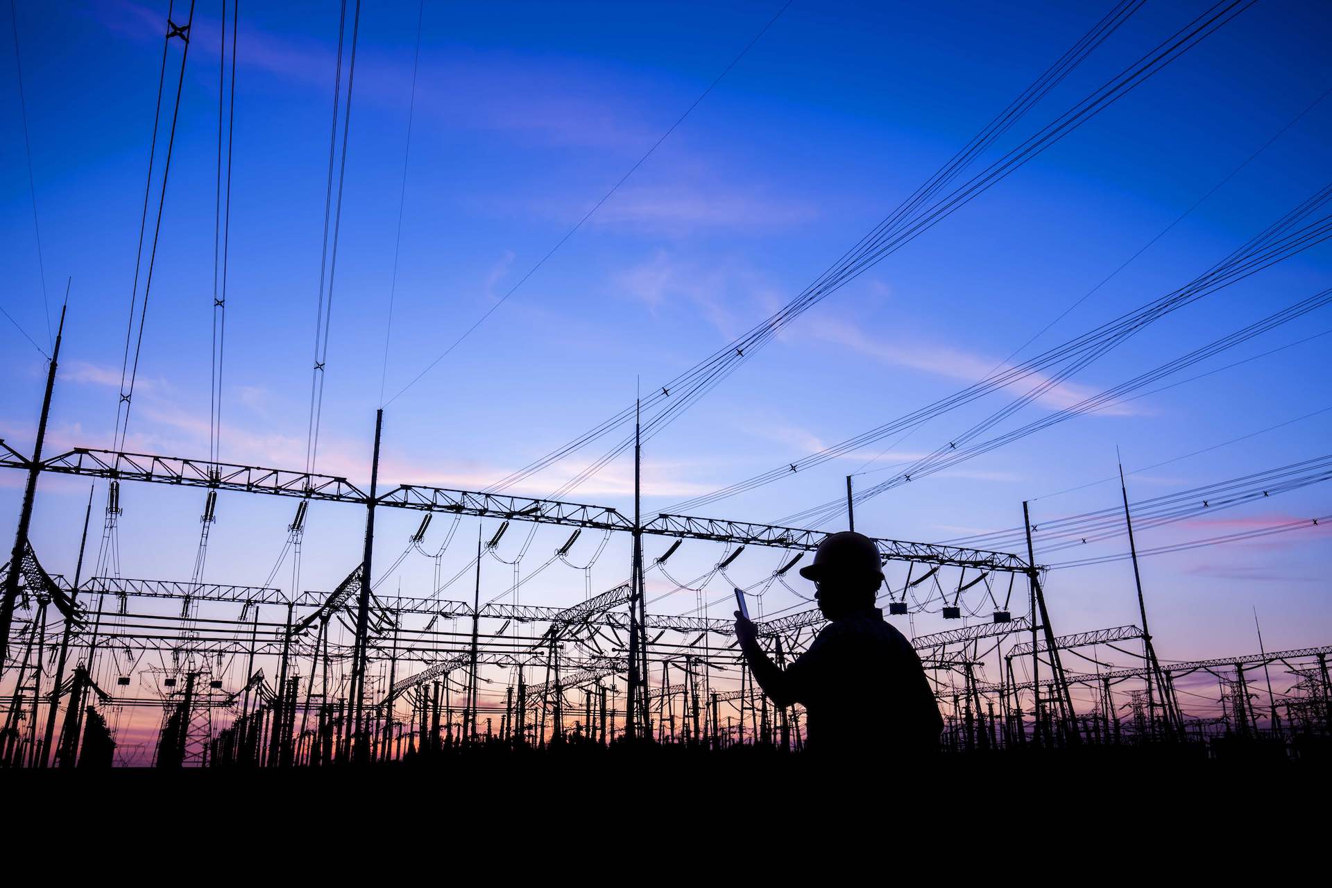 Power workers at work, smeup soluzioni settore elettrico