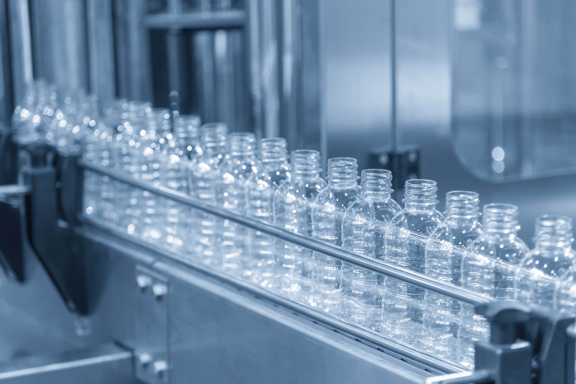 The plastic bottle in the conveyer at the water drinking factory smeup soluzioni settore plastica